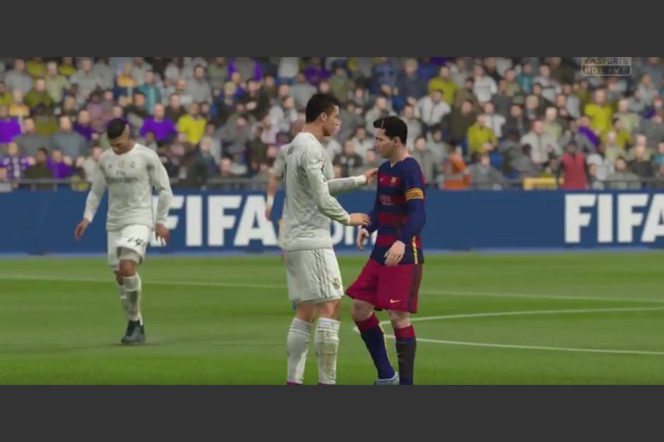 Cristiano Ronaldo y Leo Messi se saludan tras finalizar el partido en la simulación del Clásico español en el FIFA 16 de Xbox. (Foto: YouTube)