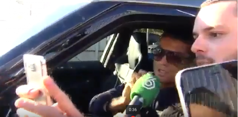 Cristiano Ronaldo empuja enojado el micrófono a un entrevistador de TV en España.