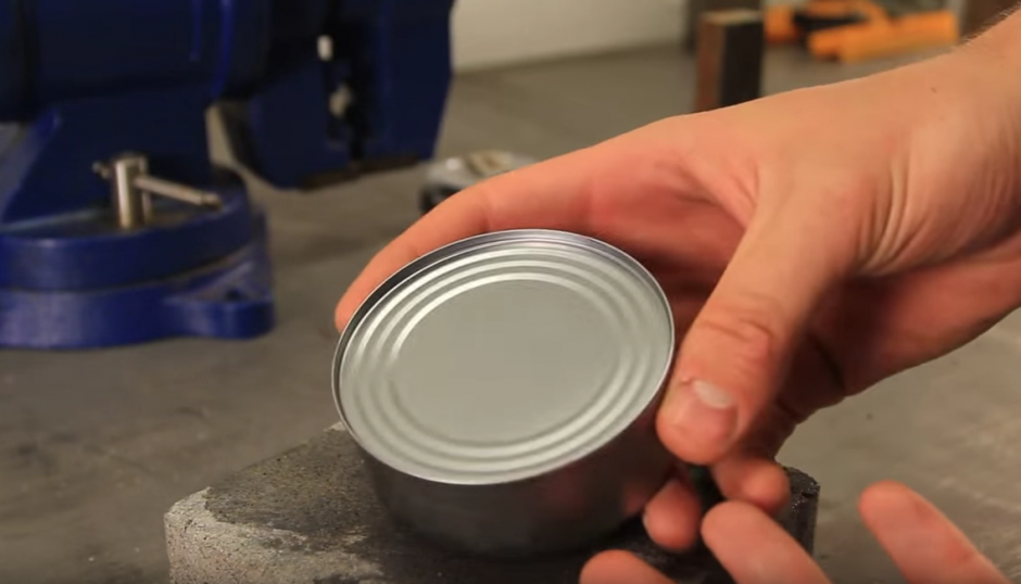 Las latas sin anillo regularmente se abren con un abrelatas. (Imagen: YouTube/&nbsp;CrazyRussianHacker&nbsp;)