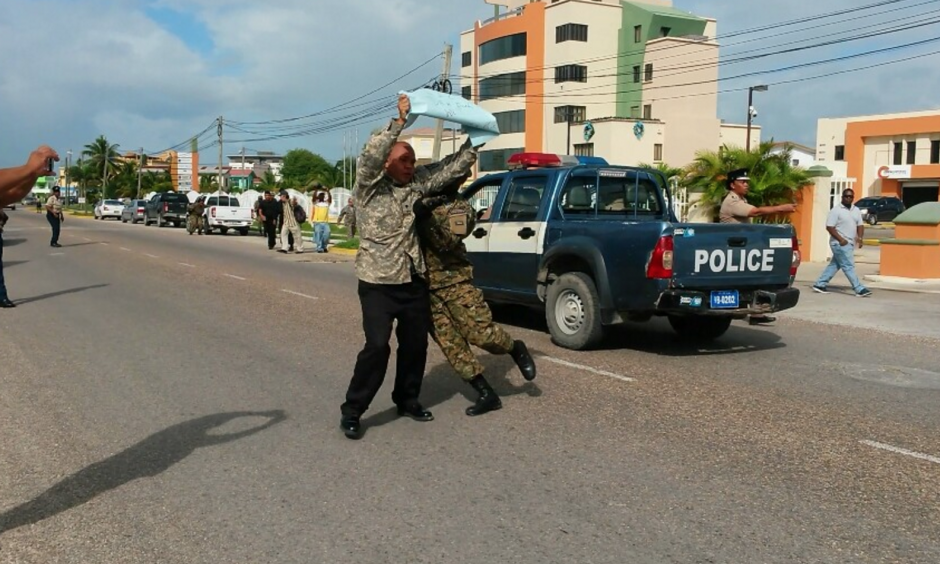 La policía desalojó violentamente a los manifestantes en Belice. (Foto: FM Love Belice)&nbsp;
