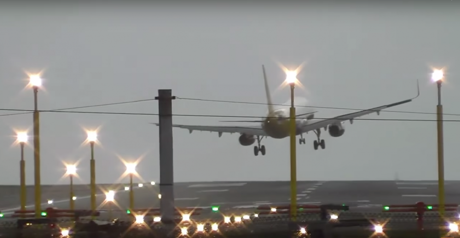 El suceso tuvo lugar en un aeropuerto de la ciudad de Manchester, Inglaterra. (Imagen: Captura de YouTube)