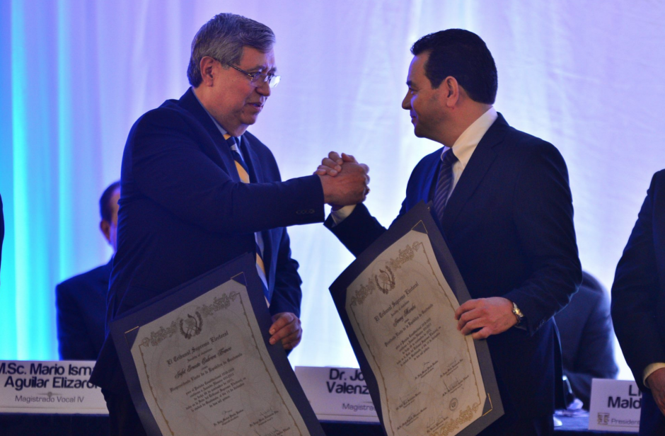 El saludo del triunfo. Jimmy Morales y Jafeth Cabrera recibieron los documentos que los acreditan como presidente y vicepresidente electos. (Foto: Wilder López/Soy502)&nbsp;