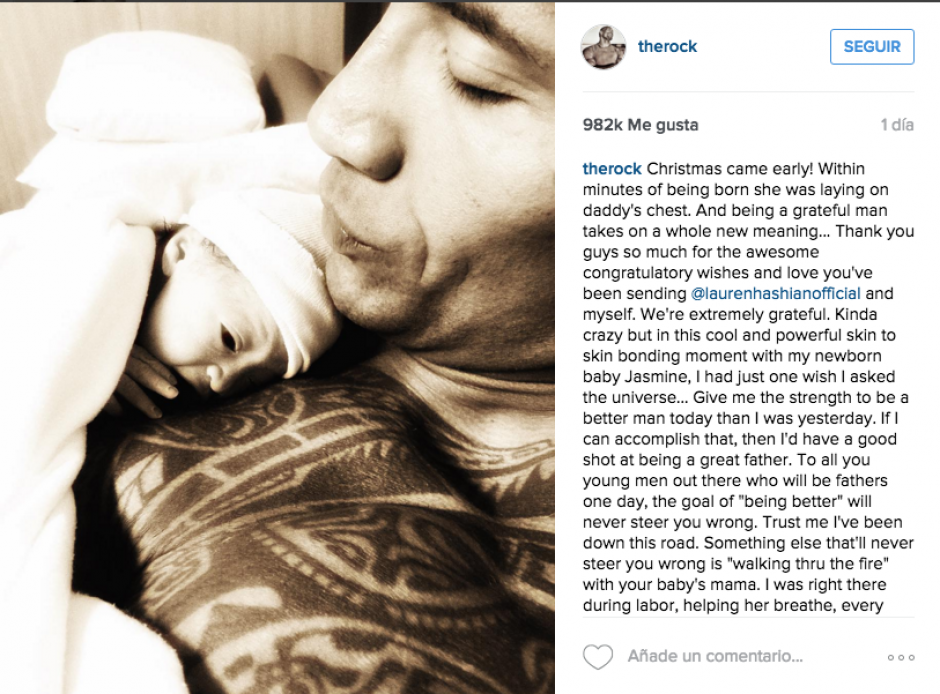 Dwayne Johnson posa con orgullo junto a su hija Jasmine en Instagram. El exluchador muestra de esta manera que es débil ante la mirada de su pequeña, pero fuerte para protegerla.&nbsp;