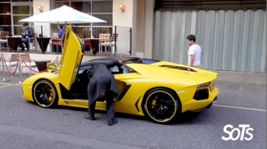 Trata de estacionar un Lamborghini, pero no cabe en su interior