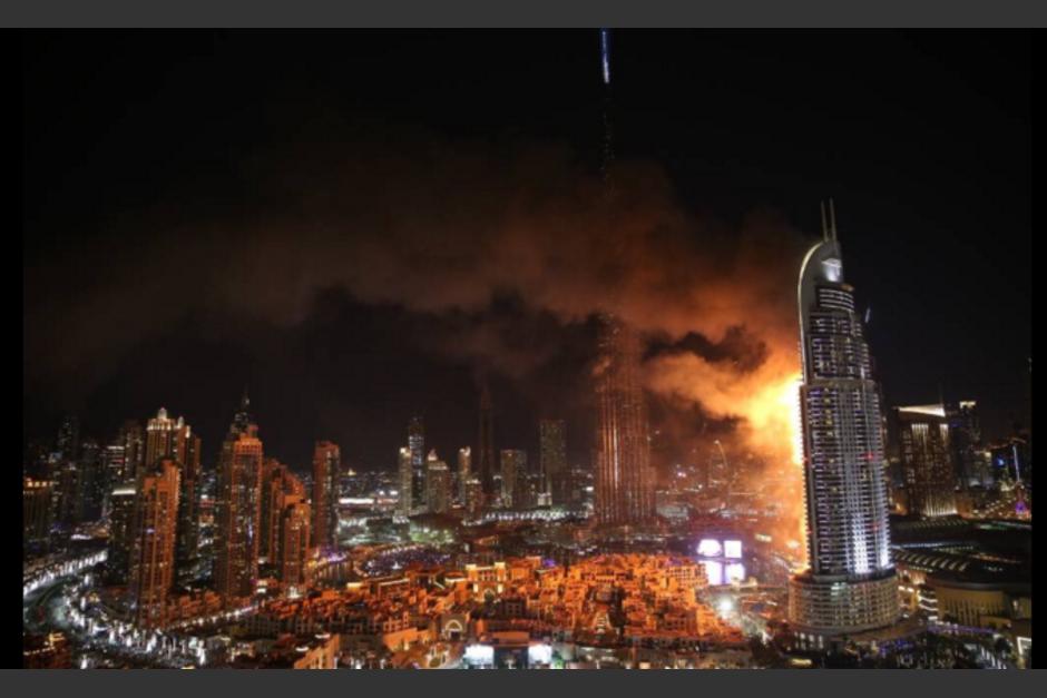 La noche previa al año nuevo se registró un incendio en un hotel en el centro de Dubai. &nbsp;(Foto: &nbsp;CNN)&nbsp;