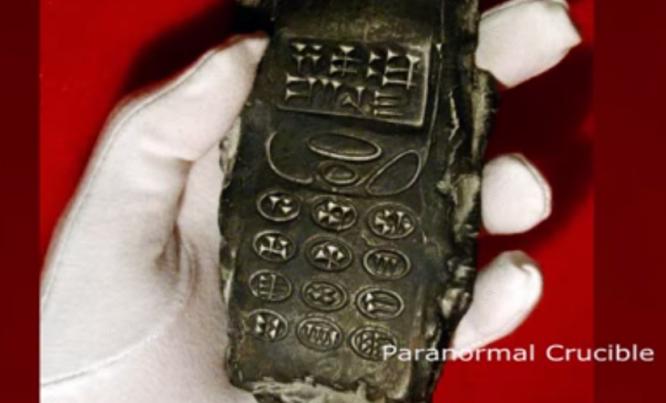 El polémico celular resultó no haber salido de una excavación en Austria sino de una página de internet. (Foto: eldiariony.com)