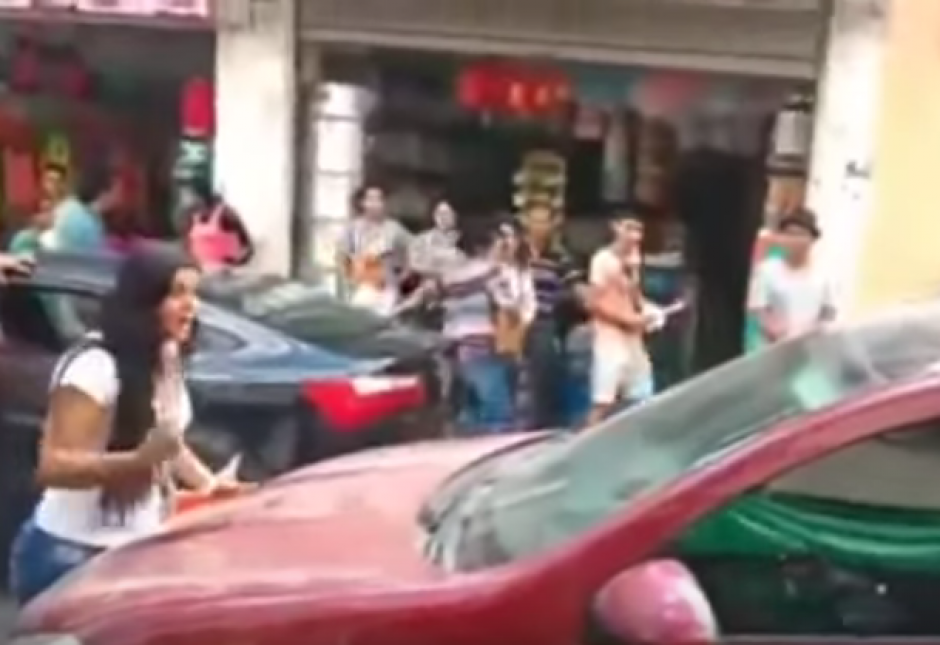 La pareja riñó en una calle pública en Colombia y el video original que lo grabó todo sumó casi 100 mil visitas en YouTube. (Captura de pantalla)