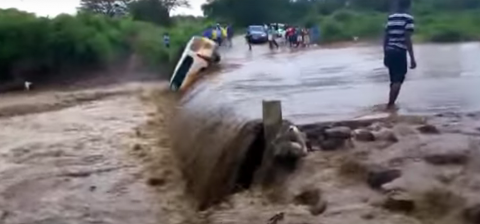 Un conductor en Kenia intentó pasar un río, pero falla en el intento.&nbsp;