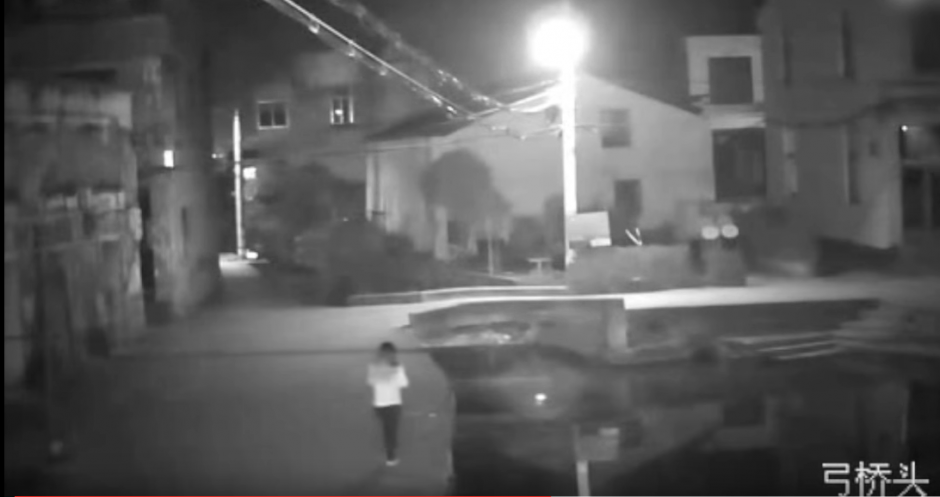 Una mujer camina en la noche sin dejar de ver su teléfono móvil y cae a un río donde muere ahogada. (Imagen: YouTube)