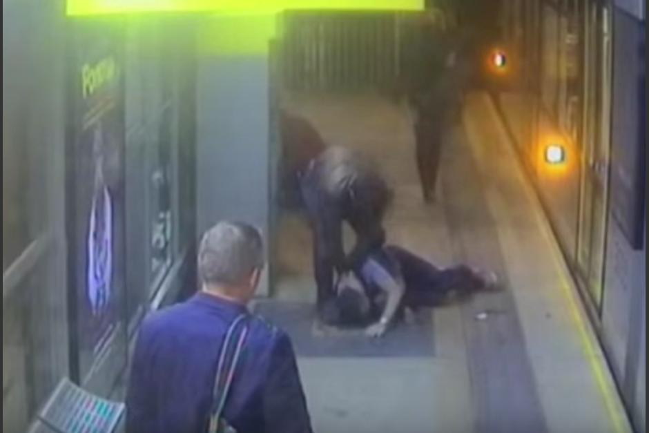 John Poole ya ha logrado detener al hombre que golpeaba a otro en una estación de tren de Londres. (Foto: YouTube)&nbsp;