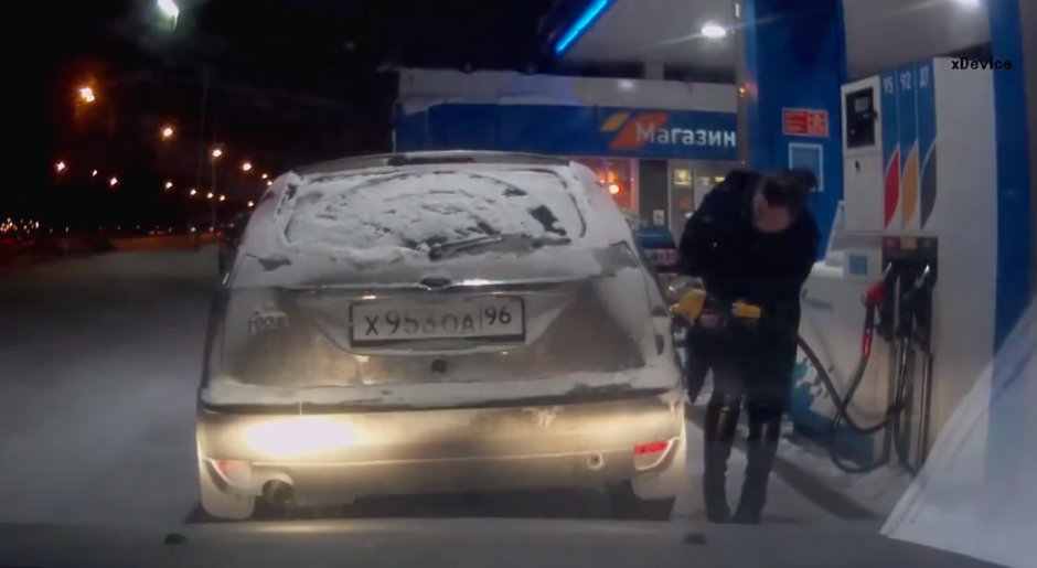 Una persona esperaba a que la mujer llenara su tanque de gasolina.&nbsp;(Foto: YouTube/Урал Тв)