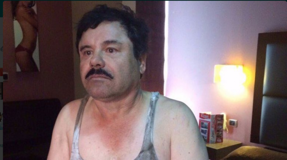 Esta imagen circula en las redes sociales y afirma ser el momento exacto donde capturaron al Chapo Guzmán. (Foto: Univisión)