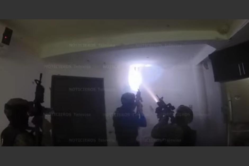 El enfrentamiento armado en el que capturaron a el Chapo Guzmán quedó grabado en un video que fue compartido por el periodista Carlos Loret de Mola. (Foto: Captura de YouTube)