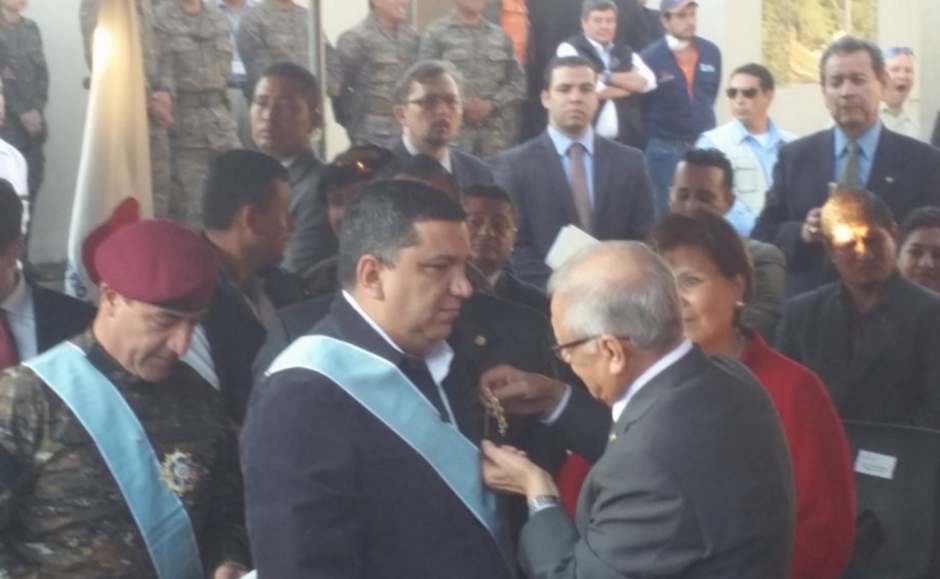 Los ministros de Comunicaciones y de Defensa recibieron la Orden del Quetzal en grado de Gran Cruz. (Foto: Ejército)&nbsp;