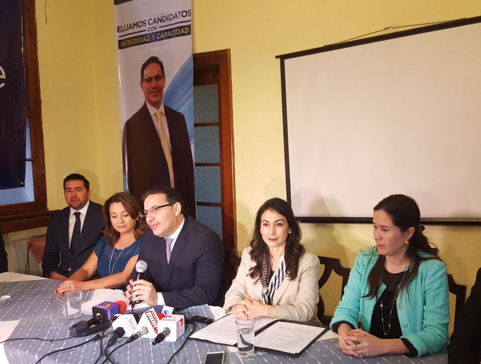 Marco Antonio Villeda y María Cristina Fernández, al centro, son los candidatos a magistrados de la Corte de Constitucionalidad. (Foto: Soy502)&nbsp;