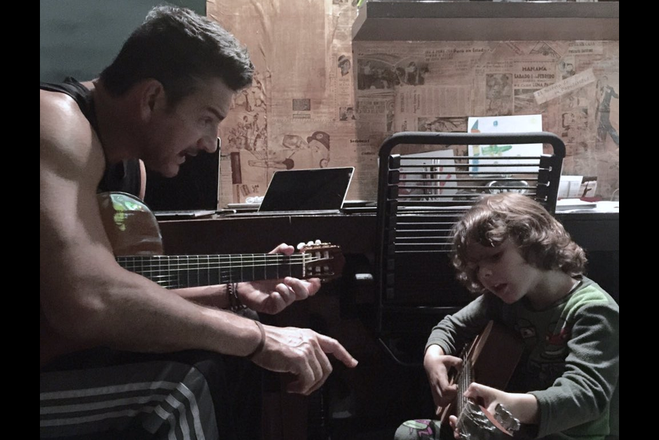 Ricardo Arjona como buen maestro, le da clases a su hijo Nicolás. (Foto: @Ricardo_Arjona)