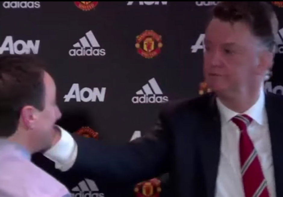 El técnico del Manchester United, Louis van Gaal, cachetea a reportero en conferencia de prensa. (Foto: Ecuagol)