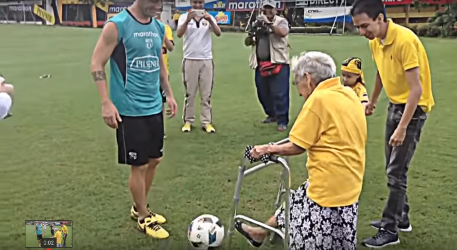 La centenaria mujer estuvo en la práctica del equipo Barcelona de Guayaquil, Ecuador. (Imagen: Captura de YouTube)