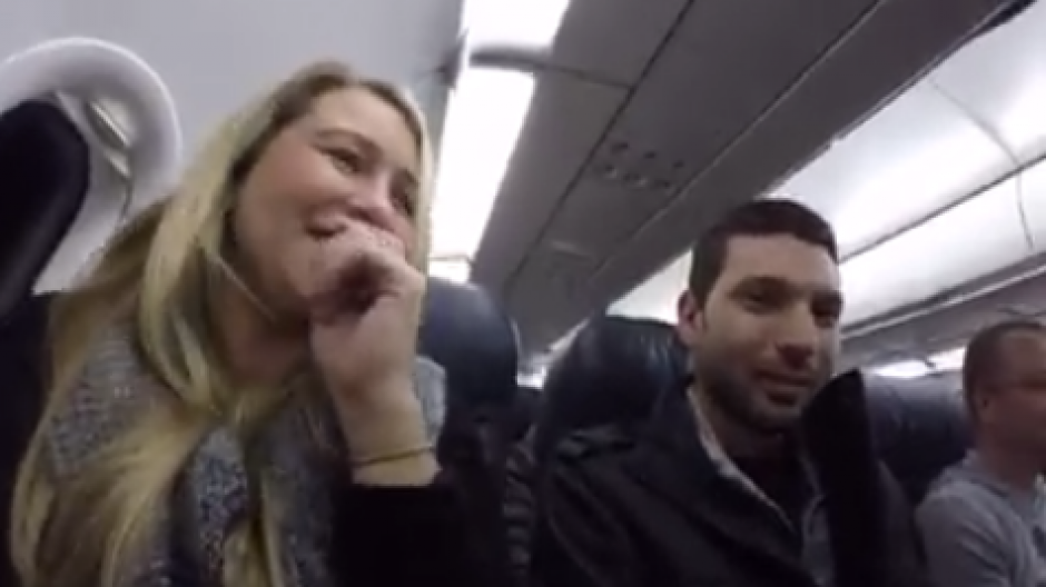 Una pasajera pidió al piloto de un avión que anunciara que estaba embarazada para darle la sorpresa a su esposo. (Foto: Captura de Imagen)