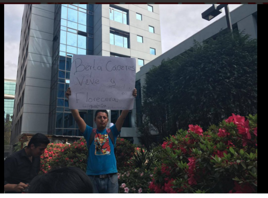 Activistas guatemaltecos pidieron frente a la Embajada de Honduras justicia por el asesinato. (Foto: Twitter/Periodismo Comunitario)