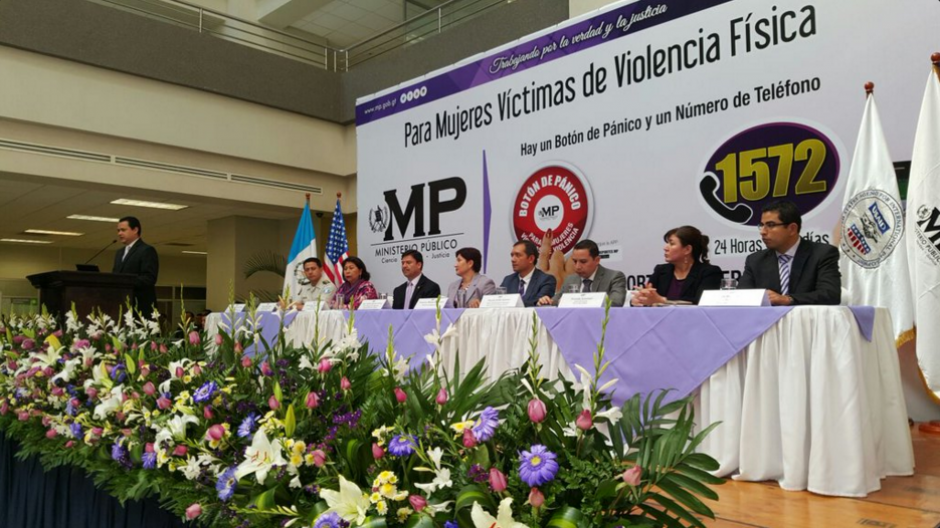 Inauguran una aplicación para el botón de pánico y centro de llamadas para ayudar a mujeres víctimas de violencia. (Foto: MP)