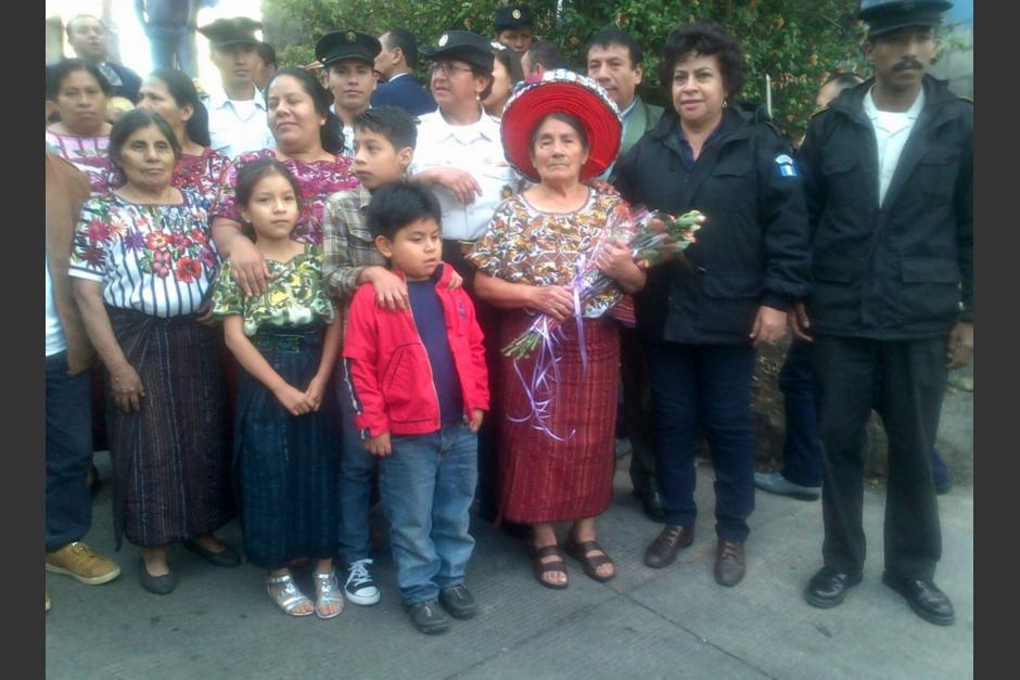 La Policía Nacional Civil (PNC) le realizó un homenaje a Concepción Ramírez Mendoza a sus 74 años. (Foto: PNC)