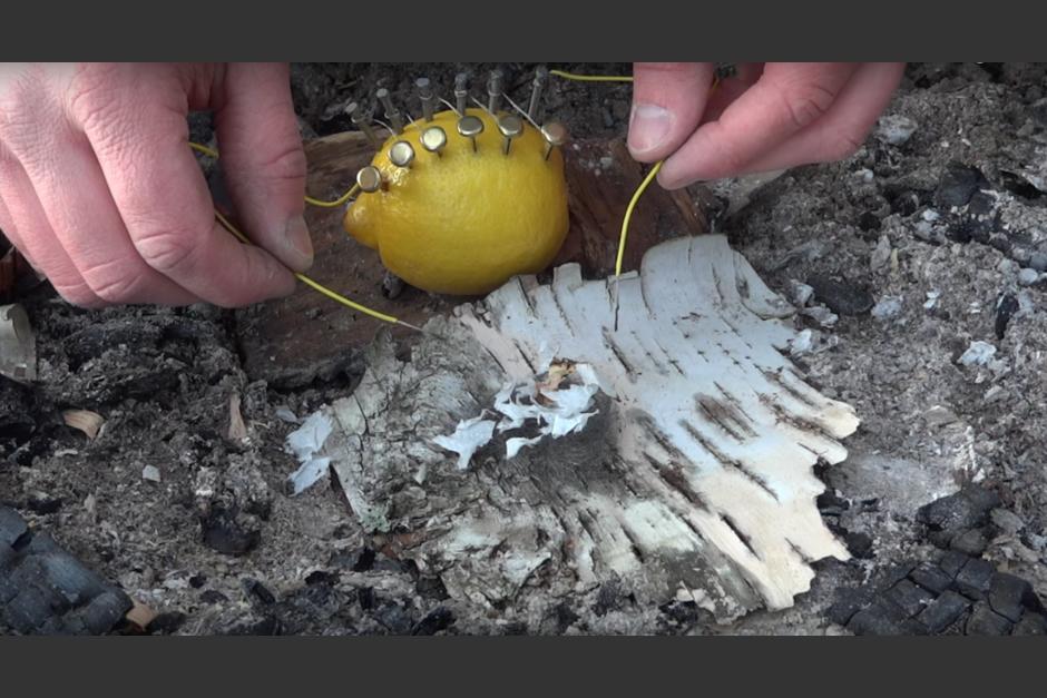 Causando una reacción electroquímica con jugo de limón, es posible encender una fogata. (Foto: Captura de YouTube)