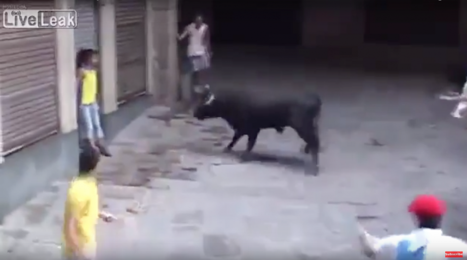 Durante una corrida de toros, una mujer se paraliza ante el ataque de un enfurecido animal. (Imagen: Captura de YouTube)