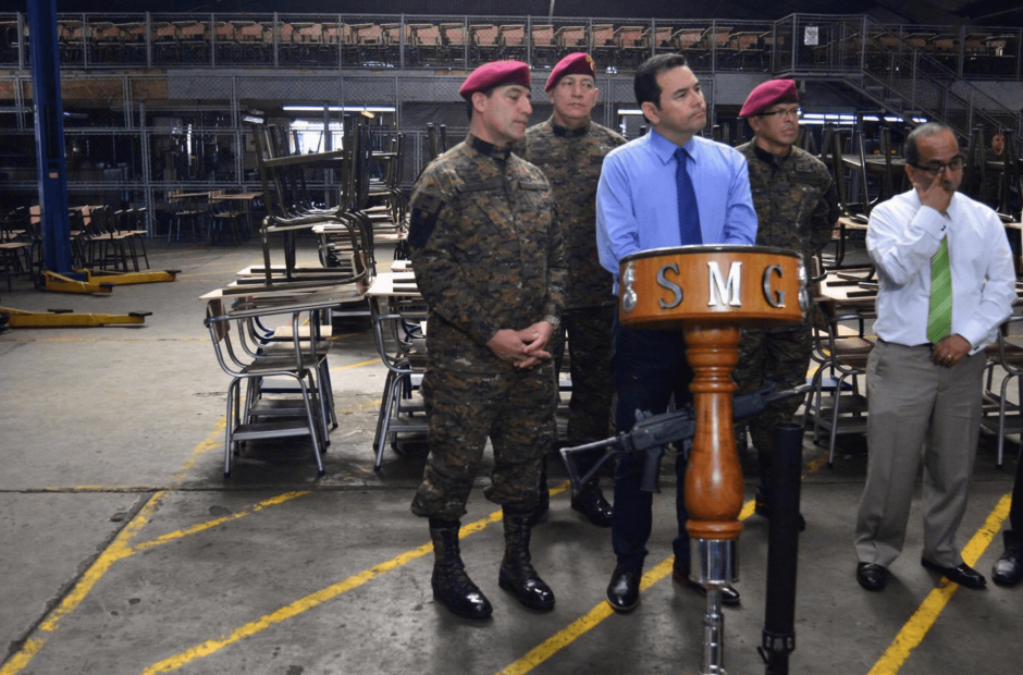 Durante una actividad, acompañado de las autoridades del Ejército, el presidente jimmy Morales justificó y minimizó los hechos violentos de los últimos días. (Foto: Jesús Alfonso/Soy502)&nbsp;