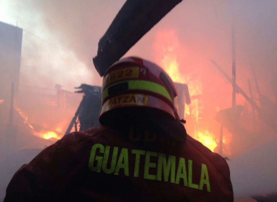 Los Bomberos Voluntarios declaran incendio de grandes proporciones en La Terminal. (Foto: Bomberos Voluntarios)