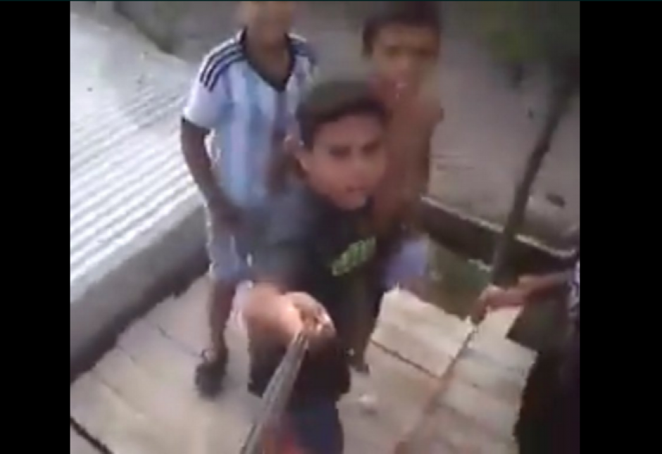 Los niños intentan saltar para tomarse selfies y todo sale mal. (Foto: YouTube)