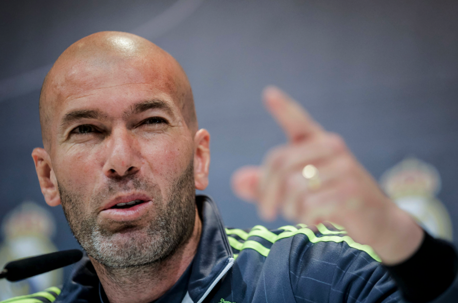 Zidane se ha mostrado muy calmado previo al primer clásico dirigiendo el banquillo merengue. (Foto: EFE)