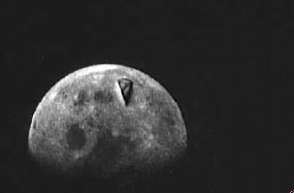 Un OVNI de inmenso tamaño fue captado hace décadas por el Apollo 8 sobre la Luna. (Imagen: Captura de pantalla)
