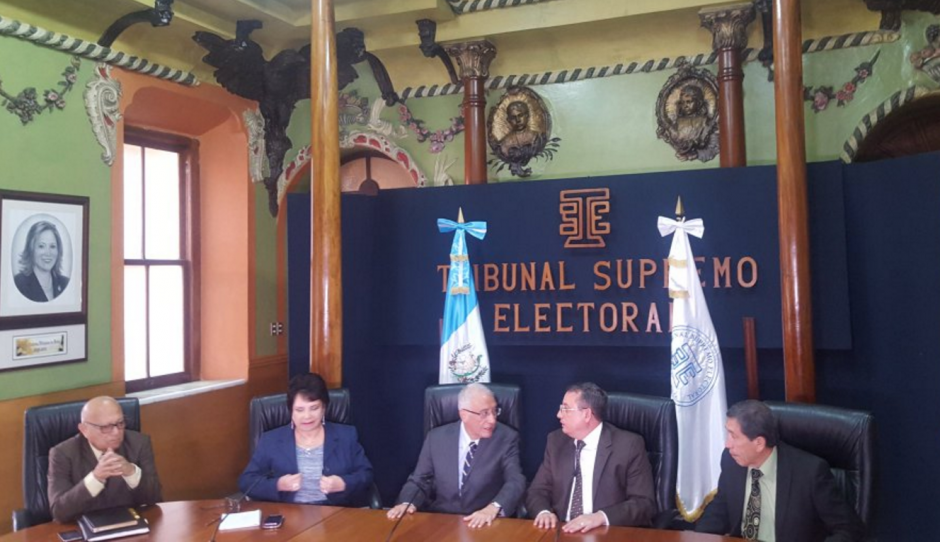 Los magistrados del TSE pidieron al presidente Jimmy Morales que sancione las reformas a la Ley Electoral. (Foto: Soy502)