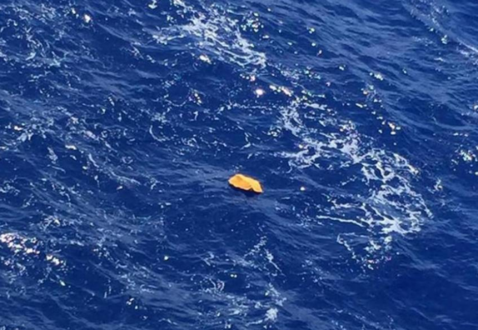 Los equipos de rescate encontraron dos grandes objetos naranja flotando. (Foto: AFP)