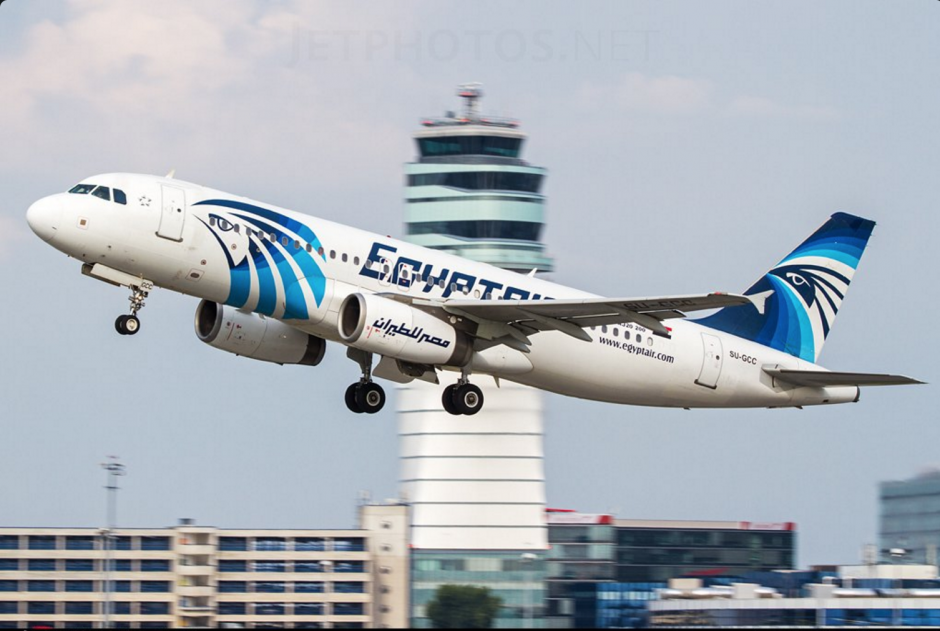 El avión que volaba hacia Egipto habría caído al mar. (Foto: El País) 