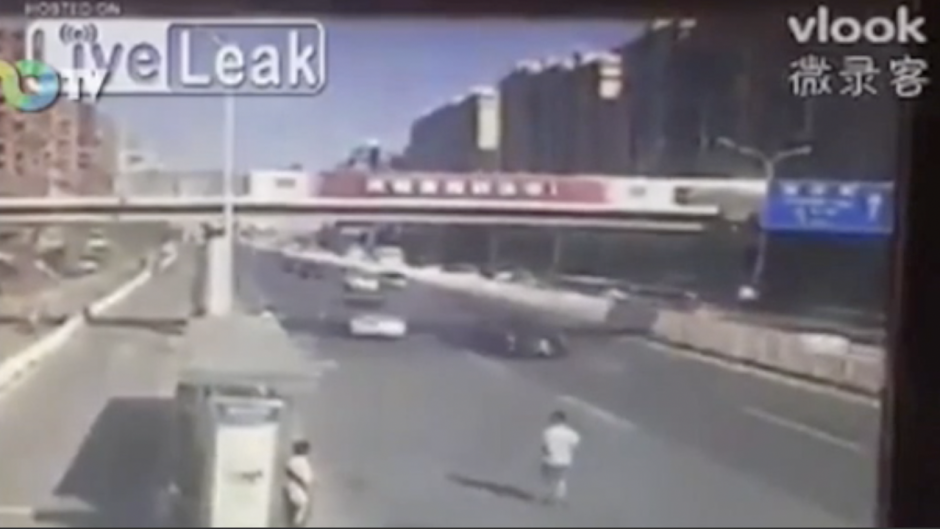 Un hombre se deja caer frente a un carro en movimiento. (Foto: captura de video/Live Leak)