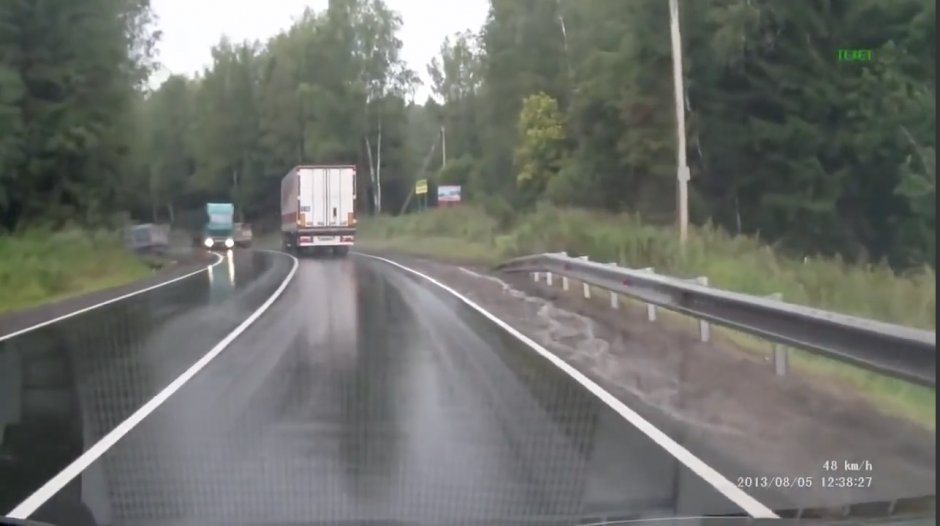 Una pareja vio muy cerca la muerte cuando un camión casi choca contra su carro. (Foto: Captura de video/BuyandSell)