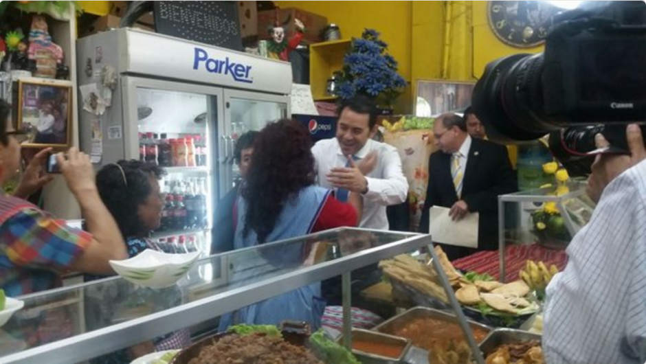 El presidente JImmy Morales visitó los comedores del Mercado Central. (Foto: Juan Manuel Vega/Soy502)