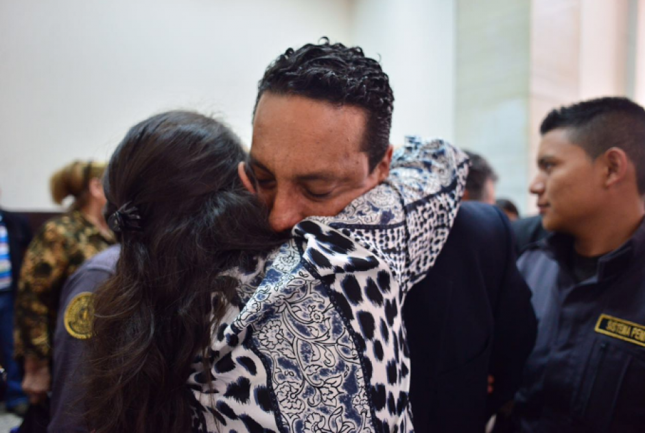 Los sindicados celebraron la resolución del titular del Juzgado Tercero de Primera Instancia Penal. (Foto: Jesús Alfonso/Soy502)