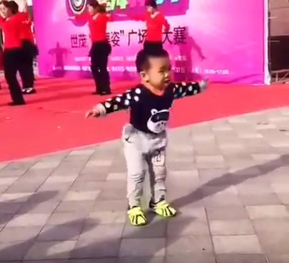 Se viralizan las imágenes de un pequeño niño chino que baila una coreografía junto a un grupo de mujeres. (Foto: Captura de YouTube)