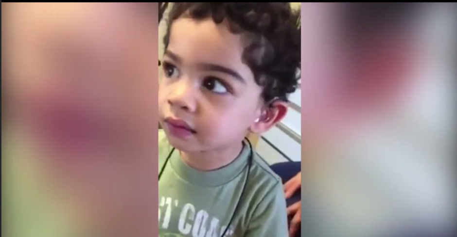 Un pequeño niño de dos años se emociona luego de escuchar por primera vez la voz de su mamá. (Foto: Captura de YouTube)