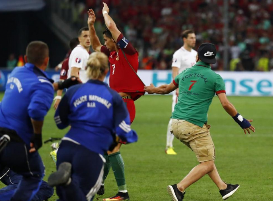 Un aficionado corre para abrazar a Cristiano Ronaldo. (Foto: Marca.com) 