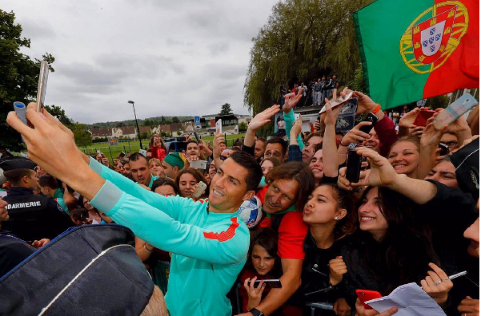 Cristiano Ronaldo, comparte con los fanáticos en la concentración de Portugal en la previa a jugar las semifinales de la Eurocopa 2016. (Foto: CR7)