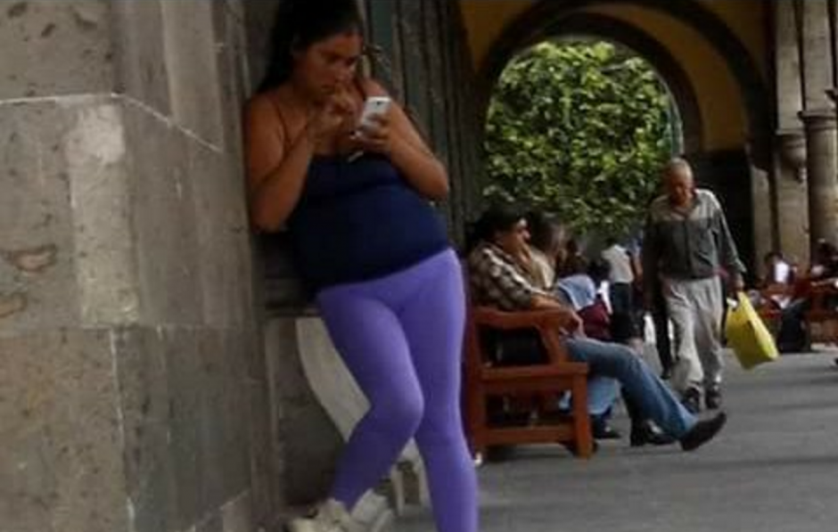 La imagen de una mujer chateando se viraliza en las redes sociales. (Foto: La voz de Michoacan)