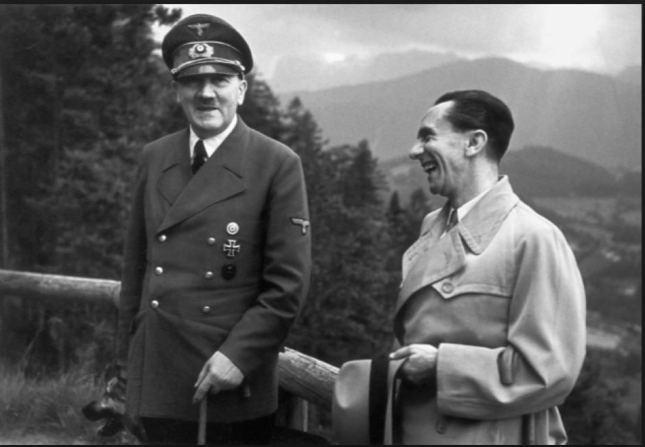 Adolfo Hitler y Goebbels captados antes de dar un informe de guerra. (Foto: cincodays.com)