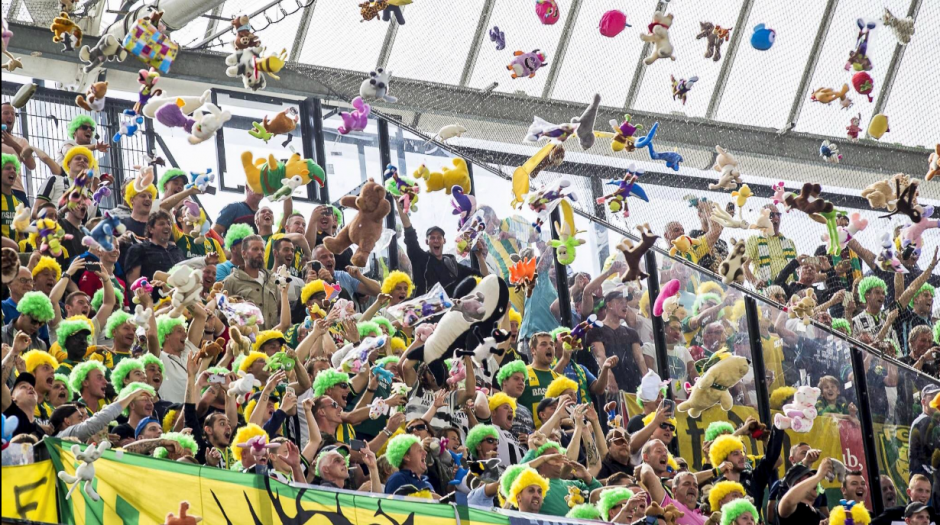 La bella postal que dejó el gran gesto de los aficionados. (Foto: Twitter)