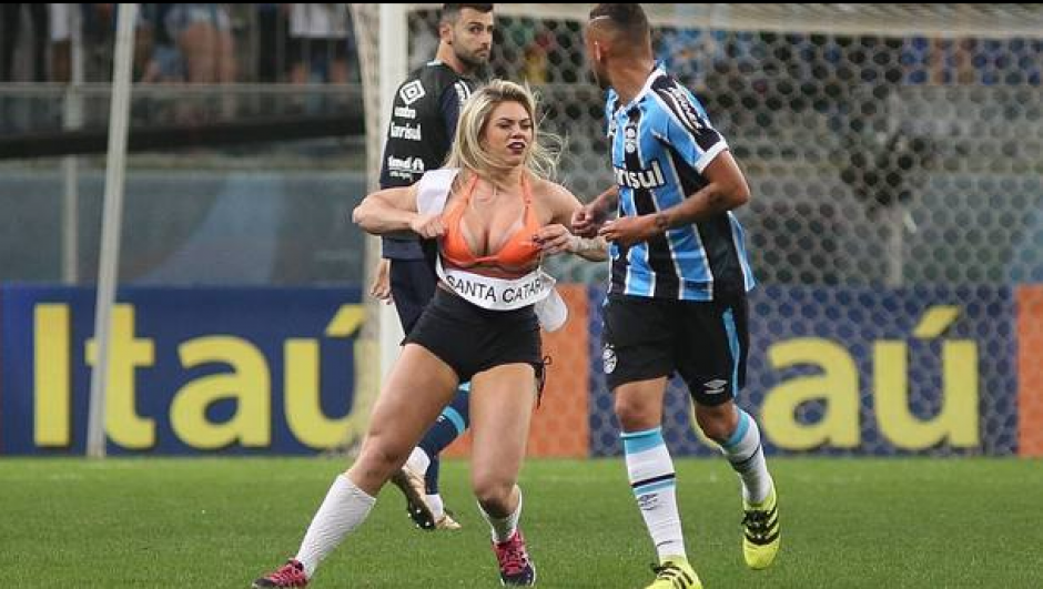 Danny Morais invadió la cancha para promocionar su candidatura a Miss Bumbum y para abrazar a los jugadores de Gremio. (Foto: Excélsior)