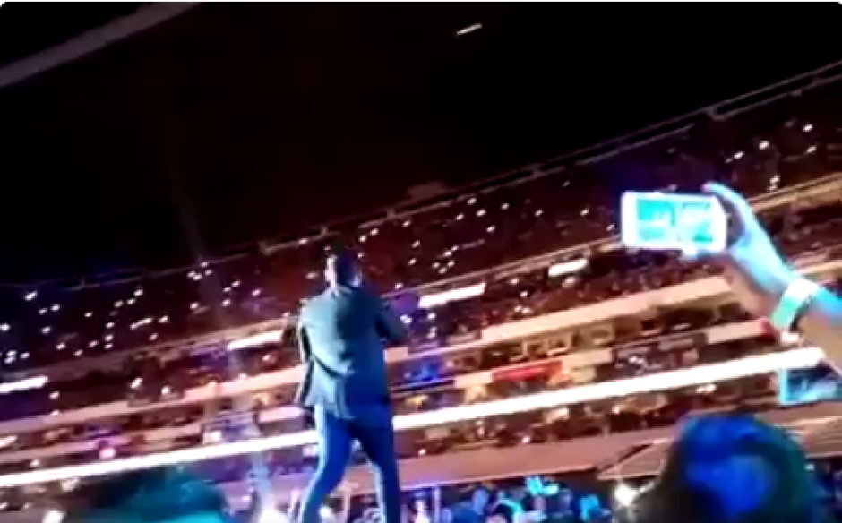 El cantante mexicano Espinoza Paz cae del escenario en pleno concierto. (Foto: Captura de video)