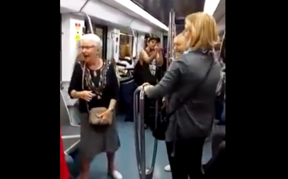 Dos ancianos bailaron de manera espontánea ante unas rimas improvisadas en el metro de Barcelona. (Imagen: Captura de pantalla)